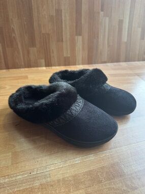 Women's Microsuede Mallory Hoodback Slippers. Size 6.5/7